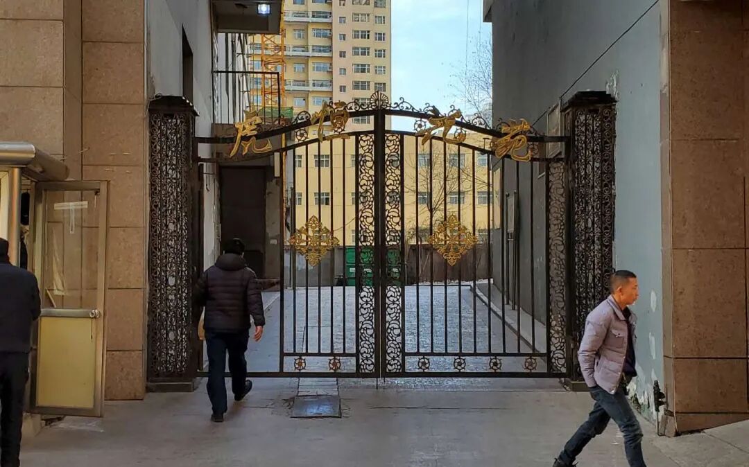 富商被埋尸国道旁，18年后挖出惊天大案