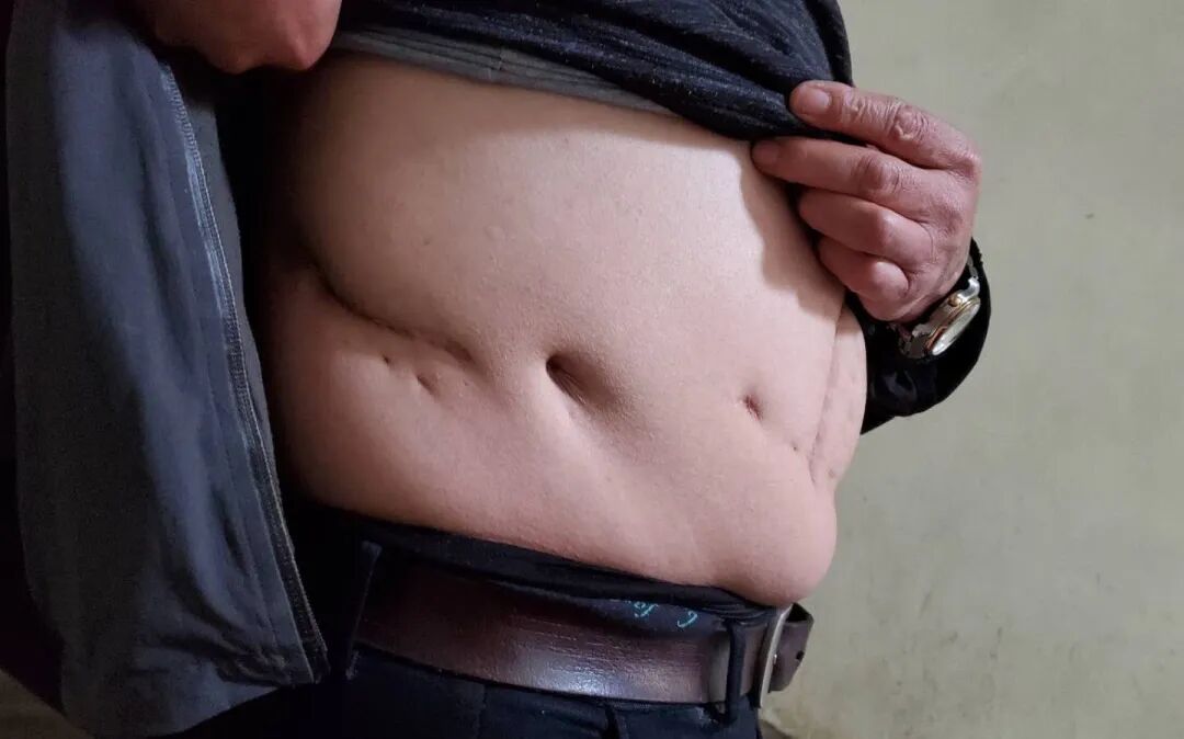 富商被埋尸国道旁，18年后挖出惊天大案