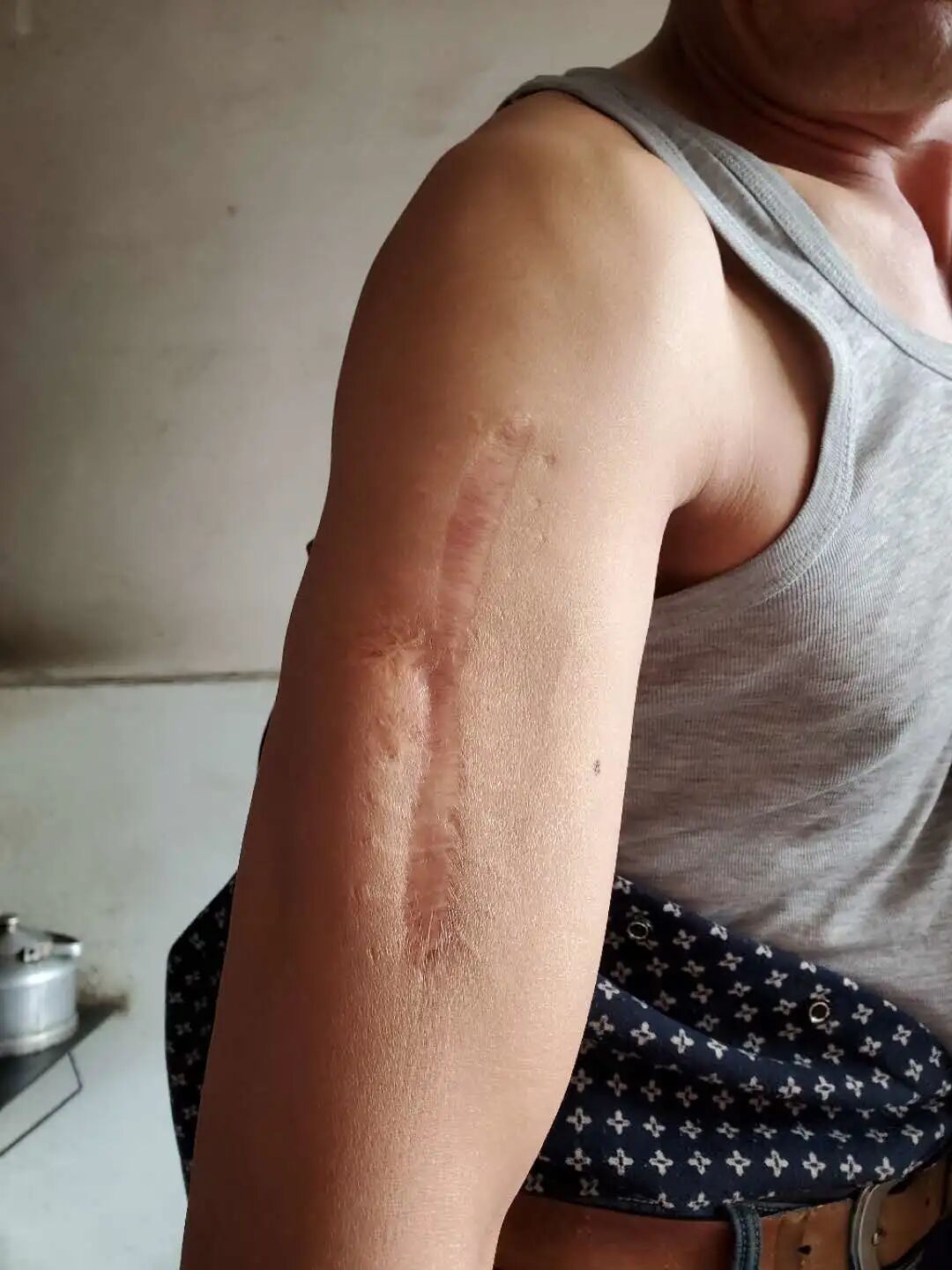 富商被埋尸国道旁，18年后挖出惊天大案