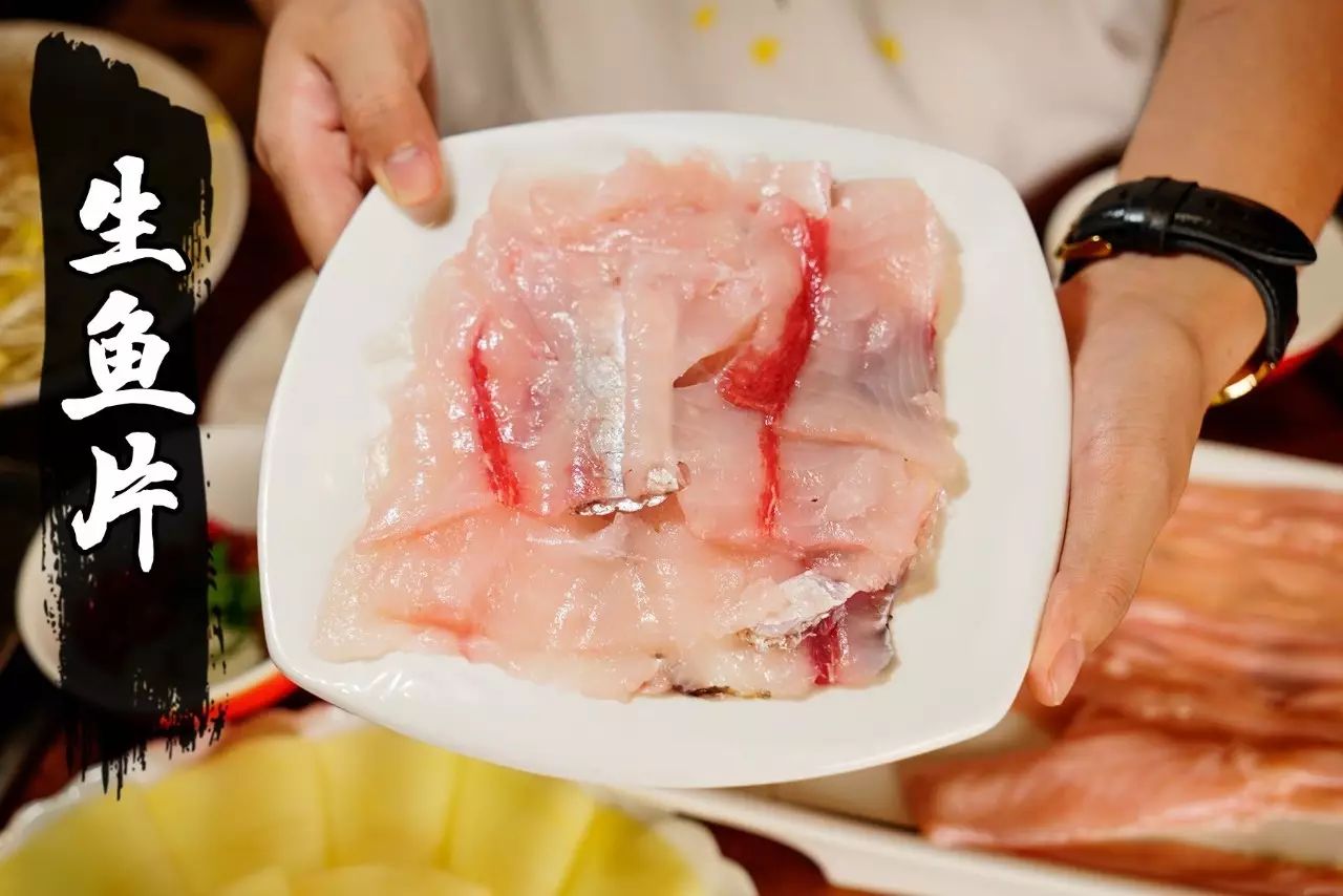这份鲈鱼片超级鲜嫩,鱼皮也十分q弹~涮在辣锅里也不会盖住来自鱼片