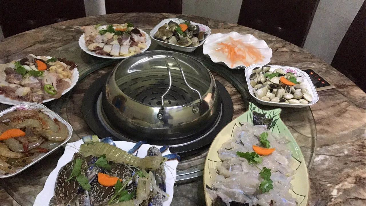 雷州有一个小镇乌石,黄金海岸,面朝大海,小镇里面有一家这样的餐厅