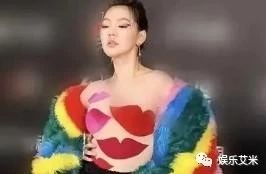 小S徐熙娣也太大胆了!彩虹大衣配嘴唇图案,一身肉色打底太奇葩