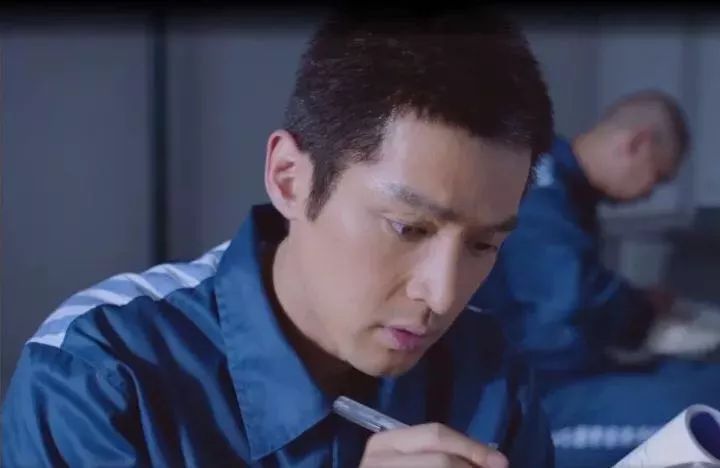 胡歌扮演的男主郑秋冬在监狱