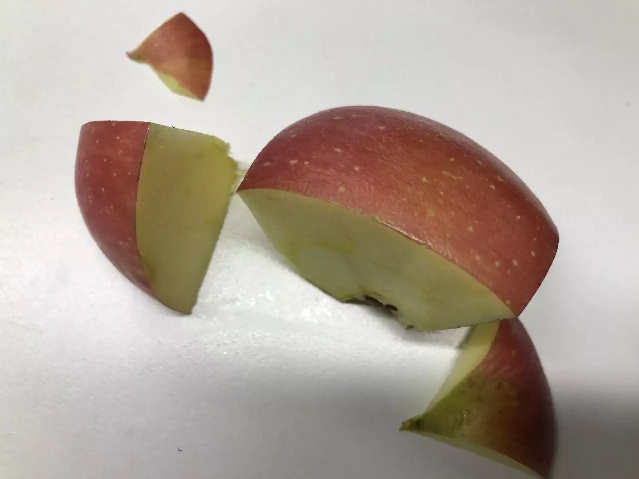 向上面一样,将苹果一分为二,再二分为四.
