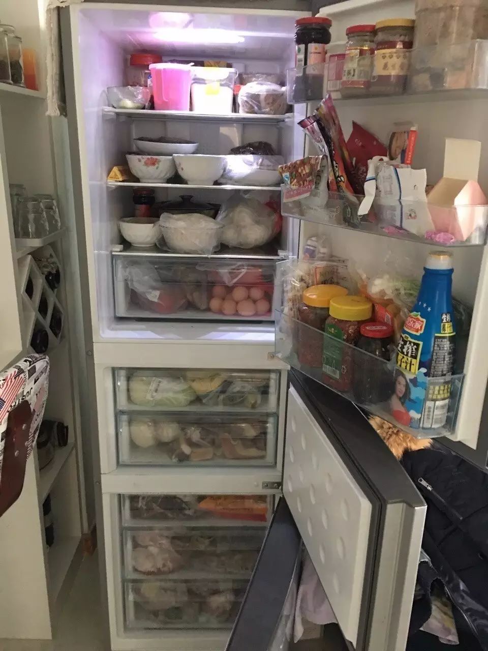 原来大家的爸妈都是这样,妈妈还直怪我冰箱买小了,还有塞不下都放窗台
