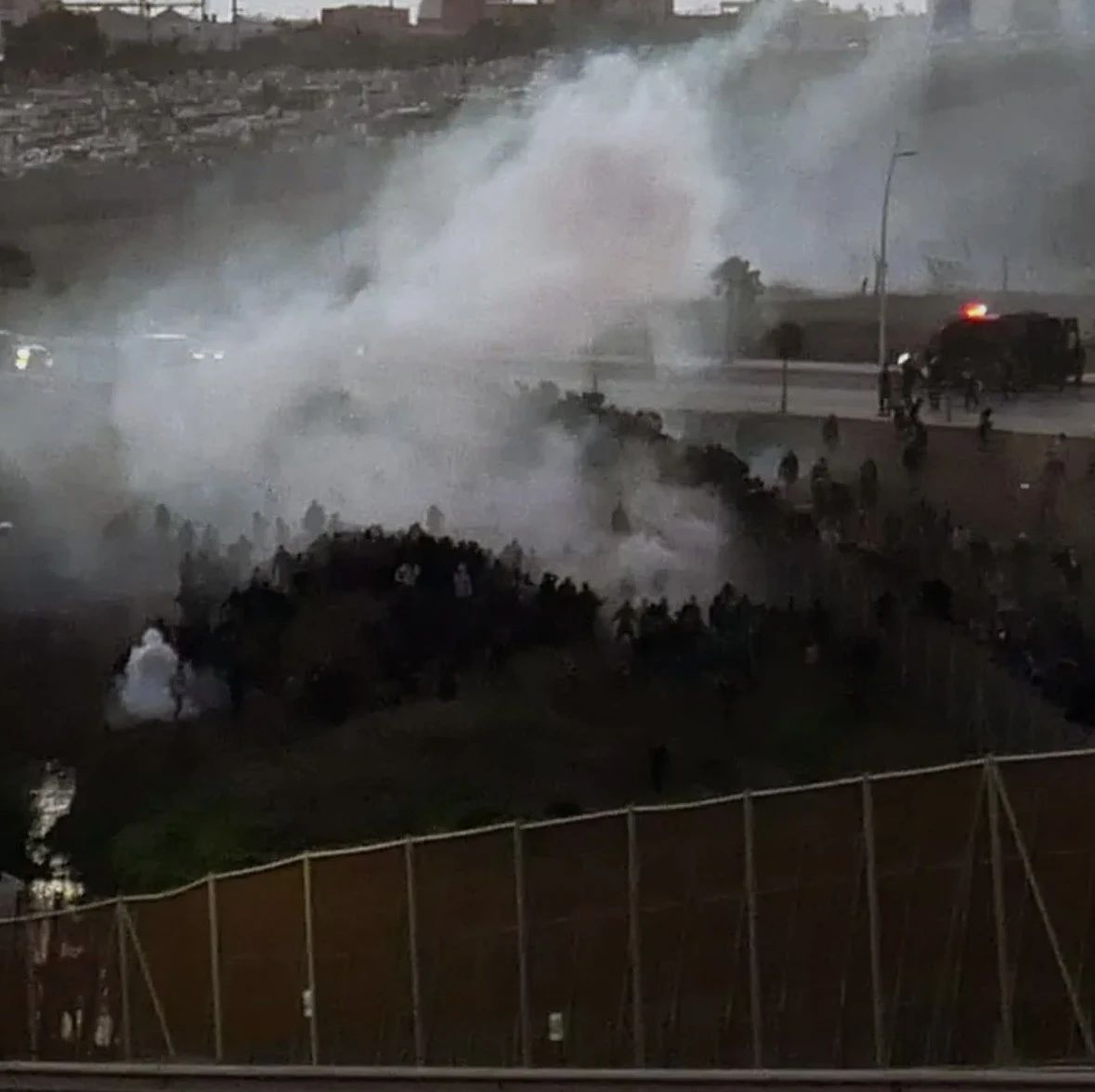 【社会】约500名摩洛哥移民跳“墙”而入，进入Melilla!
