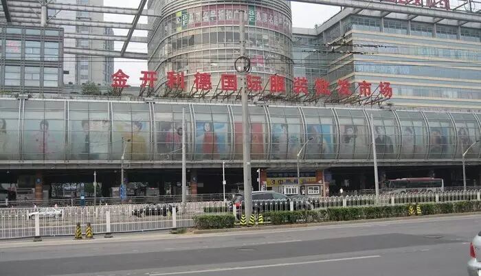 不过，常去那里的你或许也会有这样的烦恼：人声鼎沸、环境嘈杂、交通拥堵……真希望服装批发市场也能变得干净优雅啊。