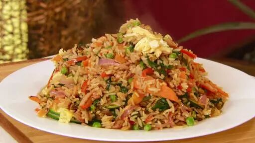 美国中餐里的炒饭相对来说会多加一些酱汁，比如酱油，来加重食物的味道。点单的时候也可以搭配各种肉类和蔬菜。