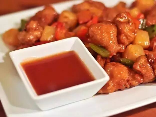 这道菜，大概是，咕咾肉的鸡肉加甜加酸版，用到了十分符合美国人的口味。