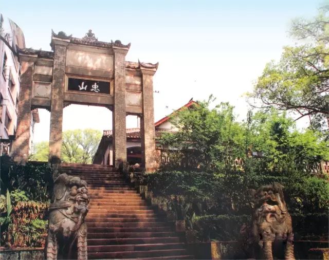 忠山牌坊                   忠山是泸州城郊著名的风景名胜