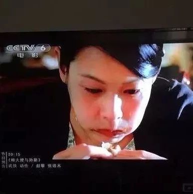 天下无贼张涵予起身离开,刘若英吃鸭子的镜头完爆95%的女演员