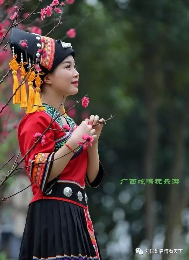壮乡美景里,8个美女盛装外拍,谁才是三月三最美代言人?