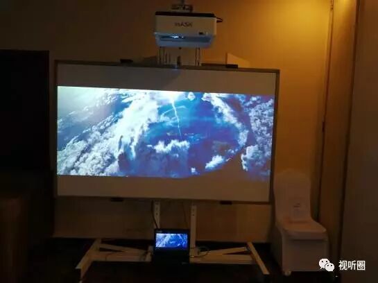 這是因為啥? 今天京城上百家投影代理商冒大雨參加一場渠道發布會