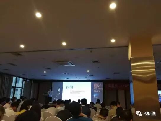 這是因為啥? 今天京城上百家投影代理商冒大雨參加一場渠道發布會