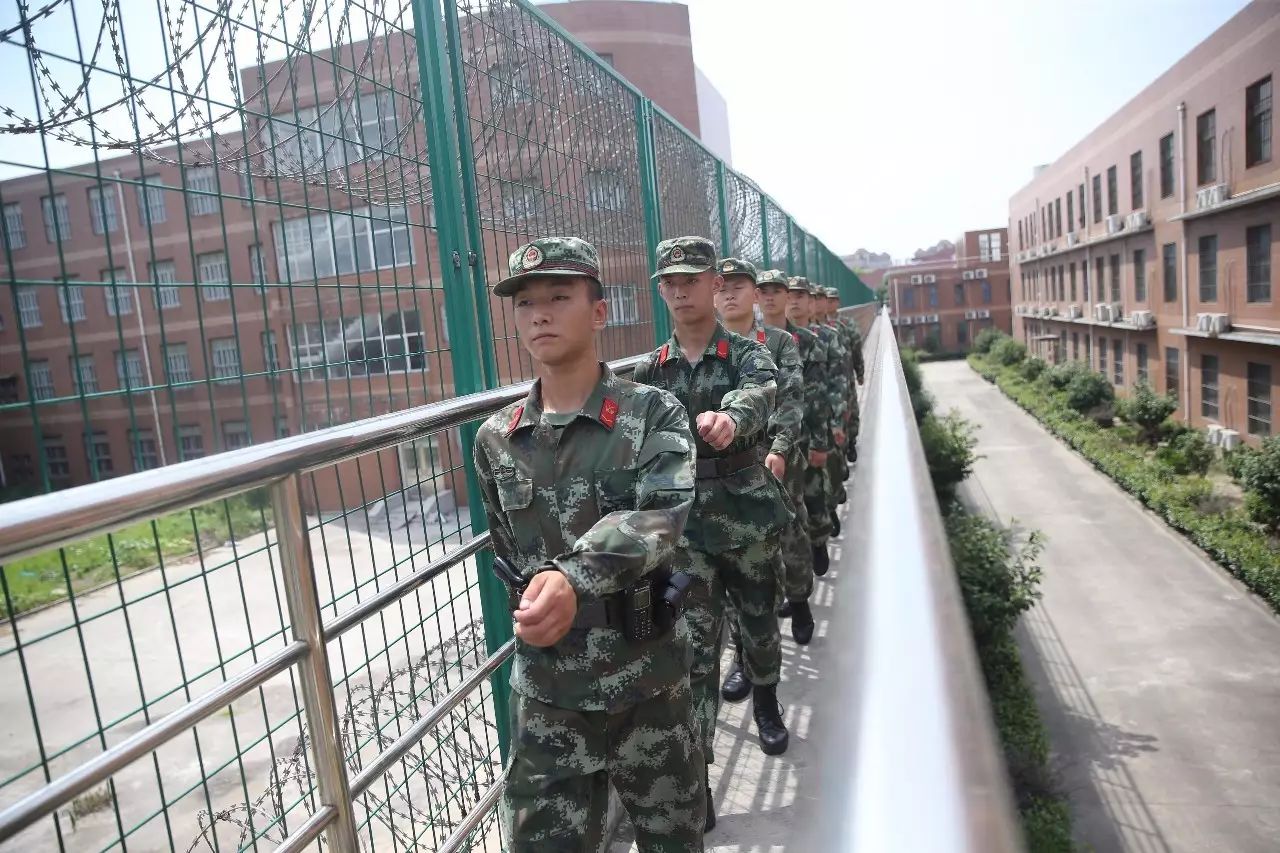 武警上海总队七支队一中队 的官兵们 坚守在宝山看守所的一个个哨位