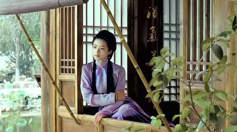 八十二岁的牧斋离世了,四十六岁的如是随着一尺白绫也同他去了.