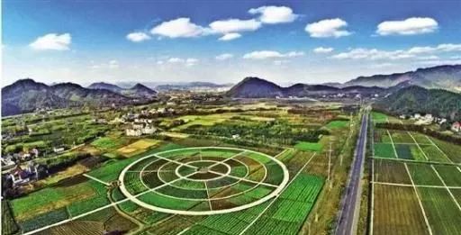 定位:城镇化主要功能部分,农民、工人、旅行者等人口相对集中的居住生活区域。 功能:生活居住区是田园综合体迈向新型城镇化结构的重要支撑。农民在田园综合体平台上参与农业生产劳动、休闲项目经营,承担相应的分工,又生活于其中,不搬迁异地居住。 规划:重点考量由于田园综合体各要素的延伸,带动休闲产业发展,形成以农业为基础,休闲为支撑的综合产业平台,通过产业融合与产业聚集,引导人员聚集,形成当地农民社区化居住生活、产业工人聚集居住生活、外来休闲旅游居住生活等3类人口相对集中的居住生活区域,从而形成了依托田园综合体的新