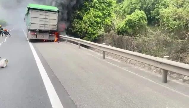 惊险！高速路上货车突发起火！满载……