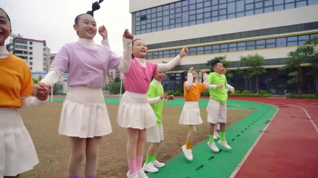 下象棋、打陀螺、滚铁环、跳格子、丢沙包、竹蜻蜓……童年的快乐就是这么简单！-4