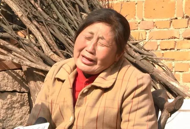 由于殷仁春的父亲在2014年突患肝癌,医治无效去世,家里只靠母亲一人