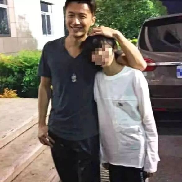 谢霆锋返港看望儿子,与长子合照脸上充满父亲的温柔~