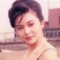 关之琳53岁离婚,周丹薇做19次试管仍自己过,她们年过半百斩情丝