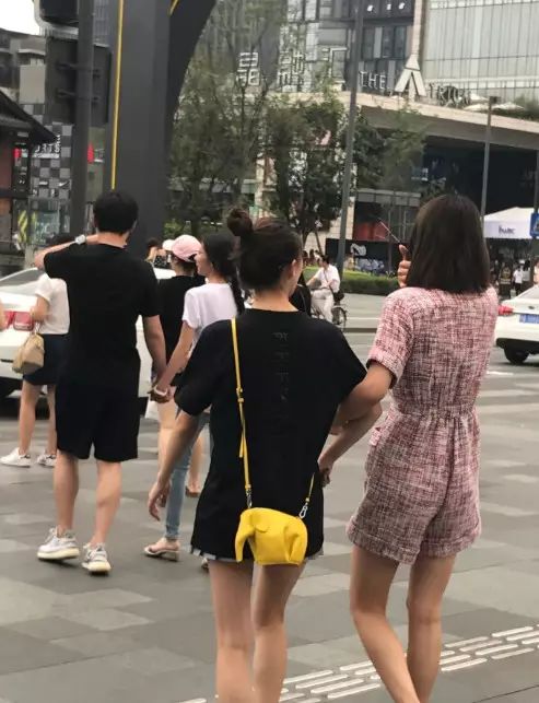 前段时间甚至还有网友曝光在医院妇产科偶遇王思聪豆得儿↓ 王思聪和