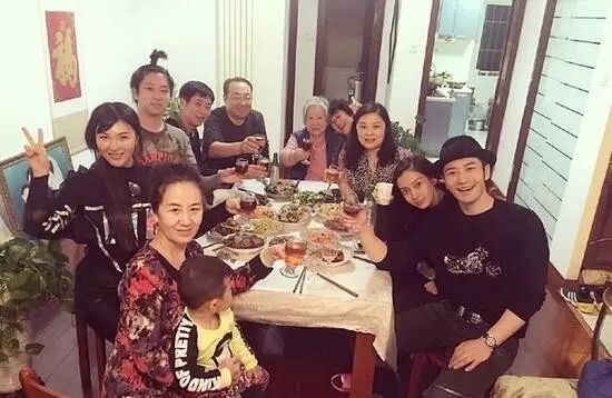 Baby被曝怀孕超3月,穿平底鞋要人扶,每月上海会老公,黄晓明当爸只差公布?-怀孕期