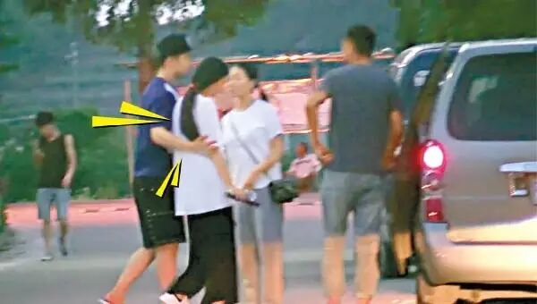 Baby被曝怀孕超3月,穿平底鞋要人扶,每月上海会老公,黄晓明当爸只差公布?-怀孕期