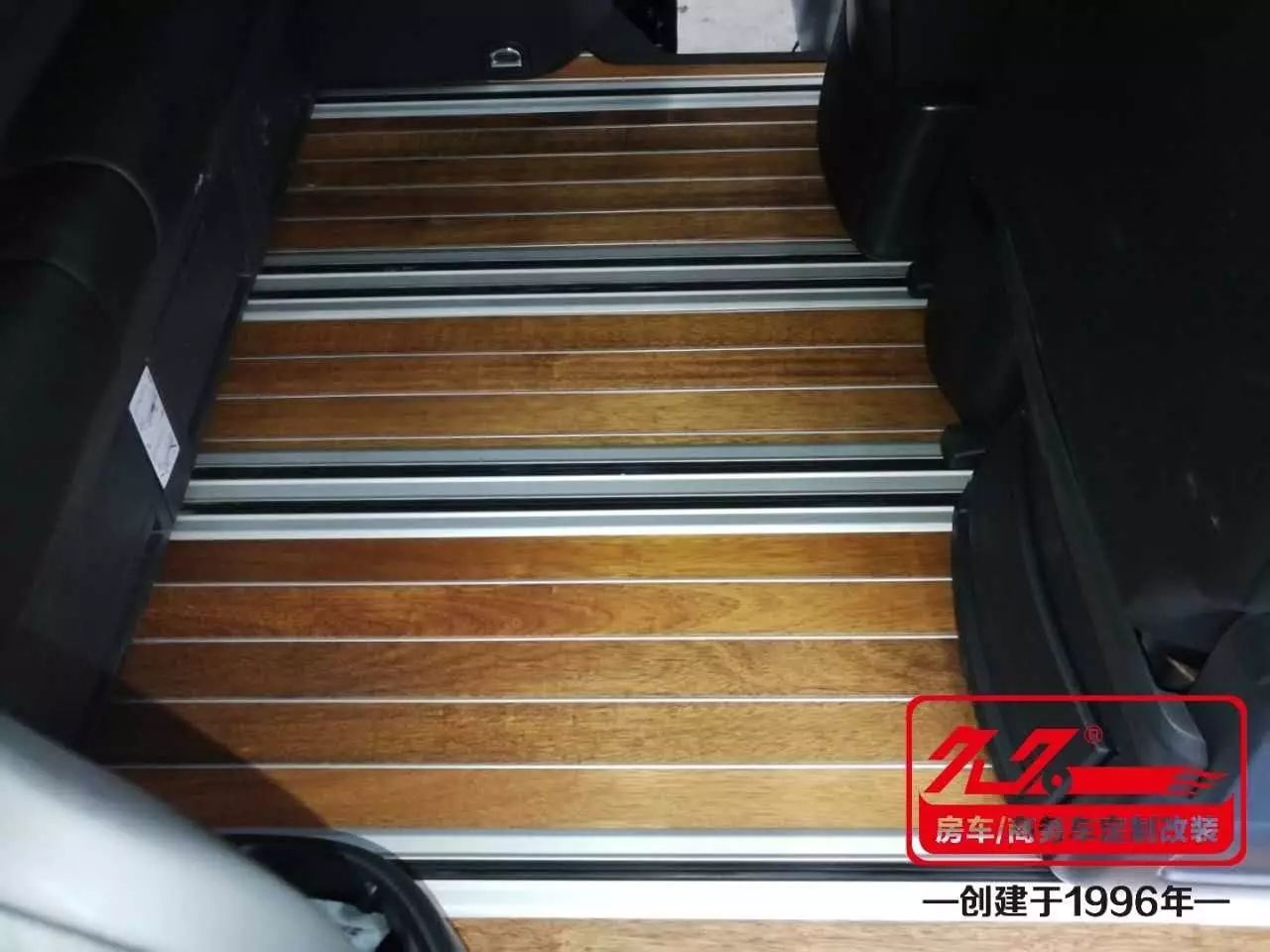 地板橫鋪還是豎鋪_車(chē)內鋪木地板_鋪pvc地板開(kāi)槽視頻,