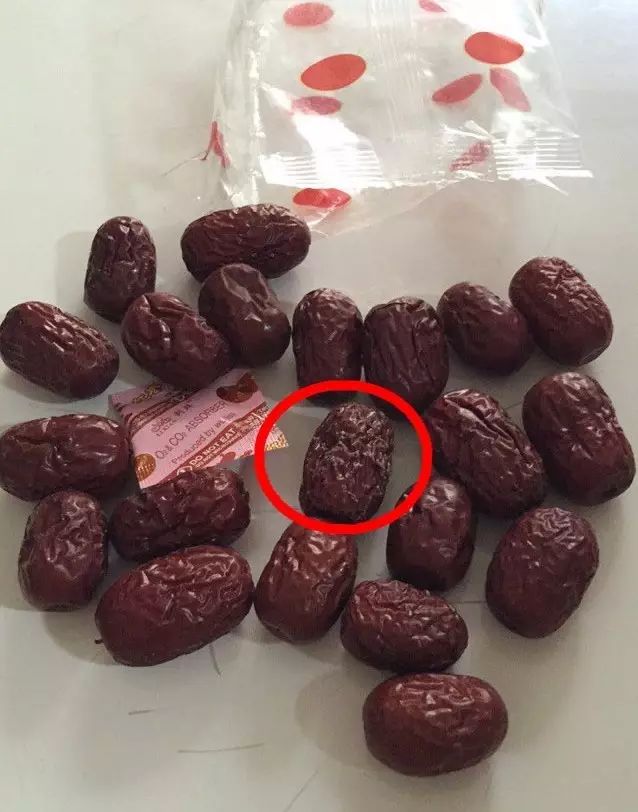 淮南某大型超市熟食区惊现小强!网友:我上次买的红枣也发霉了