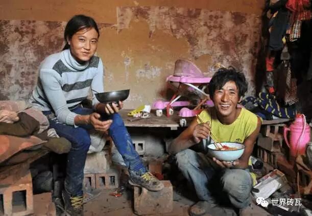 砖瓦厂的小夫妻,一对妻子怀孕8个月,一对妻子背着不足一岁儿子,都仍坚持搬砖-怀孕期