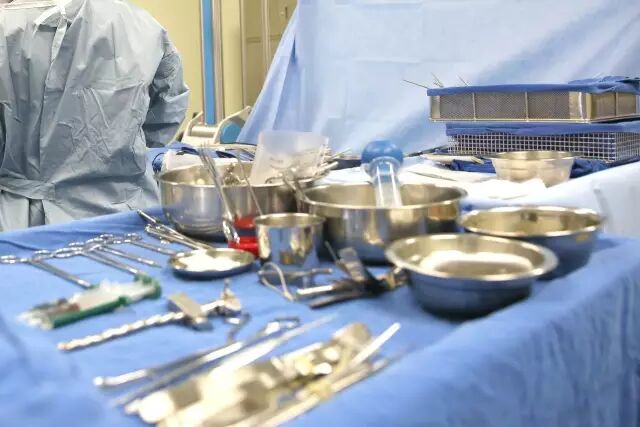 手术室无影灯怎么安装直击手术室 ｜ 无影灯下，你以为递把手术刀很简单？_https://www.jmylbn.com_新闻资讯_第10张