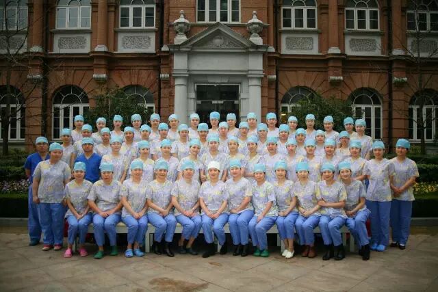 手术室无影灯怎么安装直击手术室 ｜ 无影灯下，你以为递把手术刀很简单？_https://www.jmylbn.com_新闻资讯_第16张