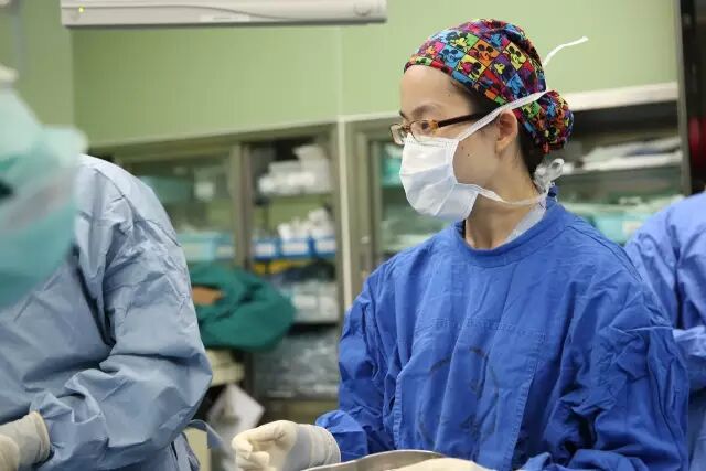 手术室无影灯怎么安装直击手术室 ｜ 无影灯下，你以为递把手术刀很简单？_https://www.jmylbn.com_新闻资讯_第6张