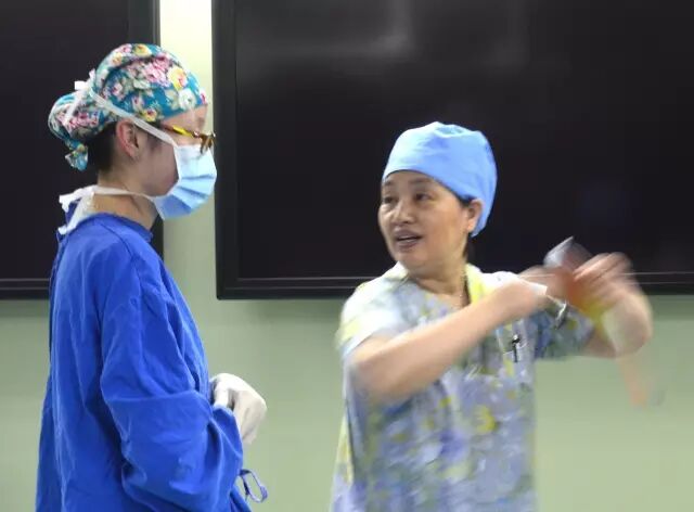 手术室无影灯怎么安装直击手术室 ｜ 无影灯下，你以为递把手术刀很简单？_https://www.jmylbn.com_新闻资讯_第7张