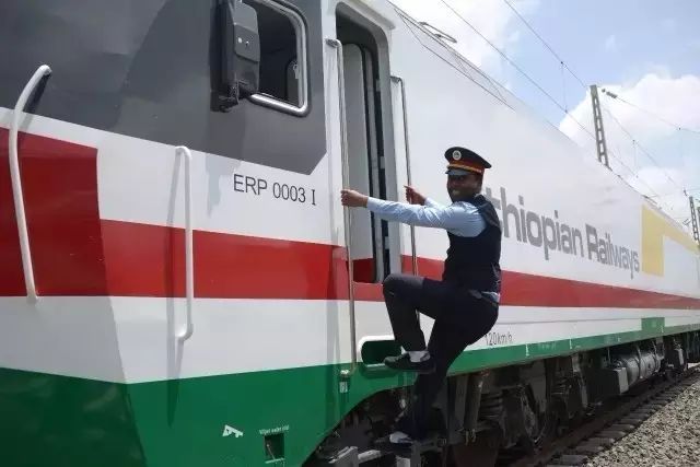 蒙内铁路 非洲网友评论_中国在非洲修建的铁路_非洲评论中国铁路