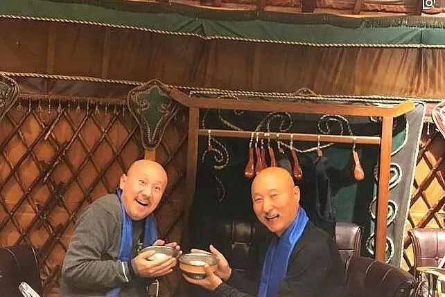 陈佩斯和腾格尔在蒙古包猜拳畅饮,两个耀眼光头,网友称乐坏了