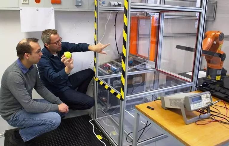 KUKA 小型机器人自主挡球