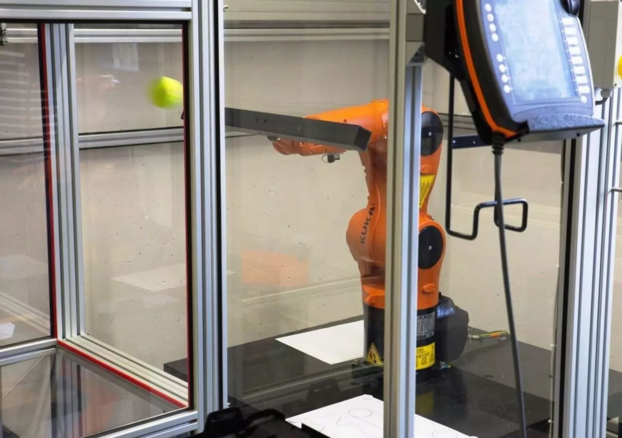 KUKA 小型机器人自主挡球