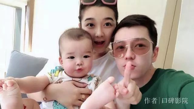 王栎鑫老婆晒孩子萌照,评论区炸了锅,网友:一个模子出来的!