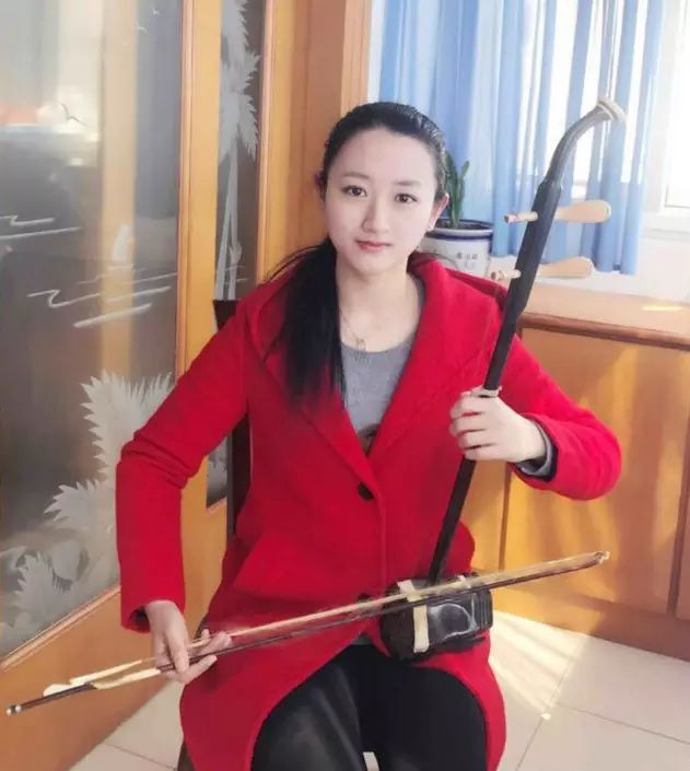 女神-拉二胡跑马拉松的"加油小妹"