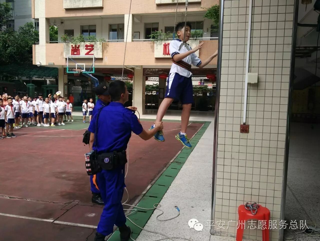 三元坊小学举行"穿越火线"体验式消防演练活动
