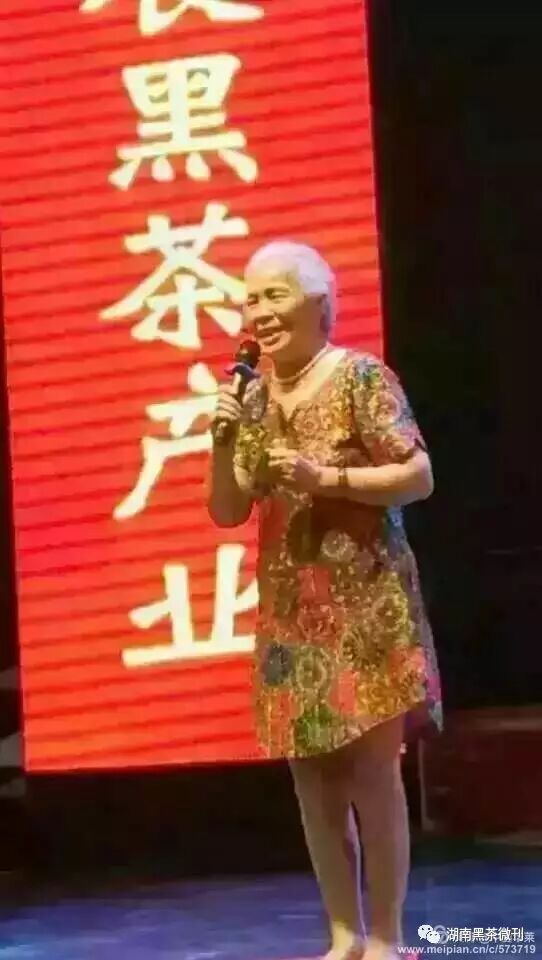 曾拒谈黑茶11个月的76岁的胡姨，如今十万奖金再次落地！火爆