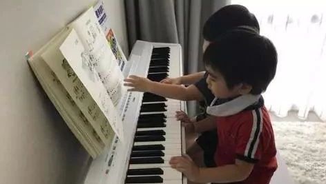 林志颖双胞胎儿子四手联弹,为什么越来越多的明星都让孩子学音乐?