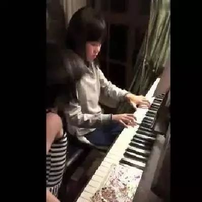 陆毅女儿贝儿弹钢琴,妹妹一旁尬舞!