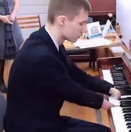 钢琴曲欣赏丨俄罗斯15岁无手少年自学钢琴,技艺超级震撼!
