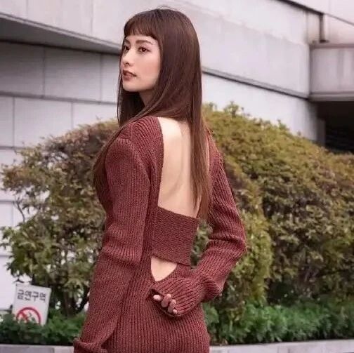 蝉联&ldquo;全球最美面孔&rdquo;韩国林珍娜 搭配露背装也这么美 腿是亮点