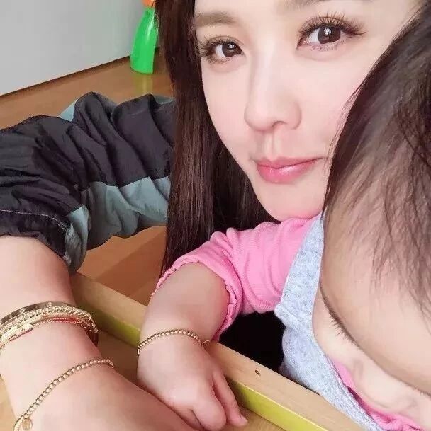 家庭永远第一位!官恩娜晒母女手链甜入心