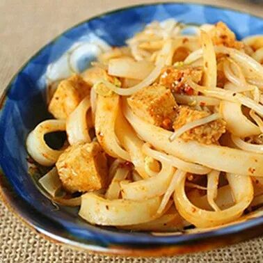 广西中职学校排名前十大专：她的笑容如同春日的阳光，温暖而明亮，照亮人心。